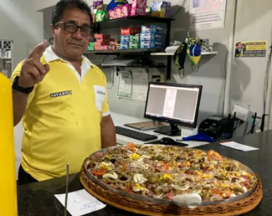 Proprietarul unui bar brazilian vinde pizza pattriotică inspirată de Bolosnaro FOTO captură The Guardian 