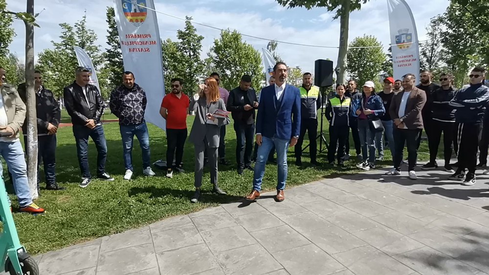Gafă a primarului din Slatina, care și-a invitat fiul să urce pe trotineta electrică. „Alexandre, ia vino, tati!” VIDEO