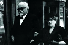 Emil Racoviță alături de soția sa, Hélène, pe străzile Clujului, în 1938