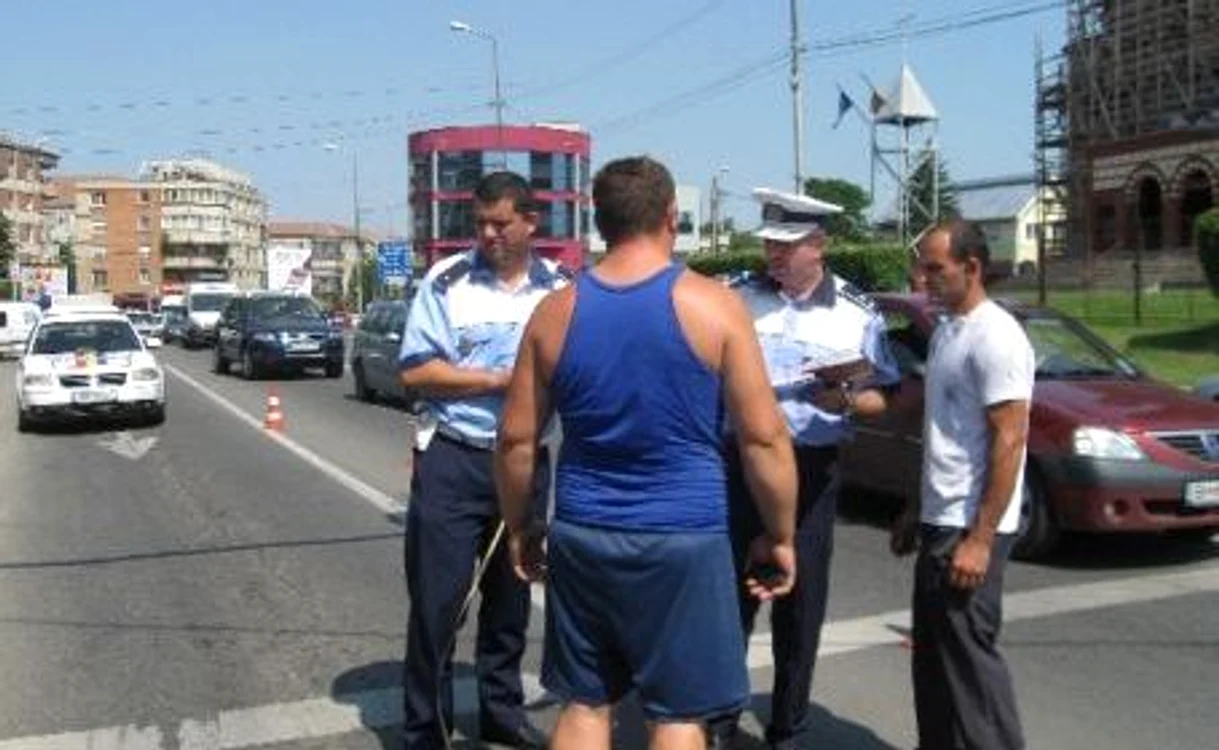 Şoferul camionului împreună cu poliţiştii