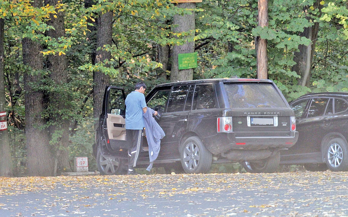 Chiar dacă stă în  apropiere, el se  deplasează cu mașina