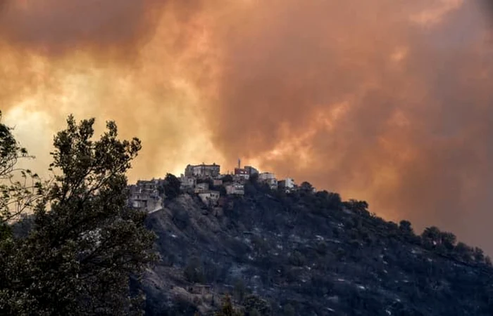 Incendii de mai mică amploare devastează de luni seara păduri în cel puţin 16 provincii algeriene.