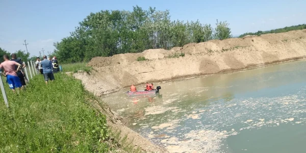 Doi fraţi s-au înecat într-un heleşteu creat în locul unei balastiere în Ioneşti - Vâlcea Foto ISU Vâlcea