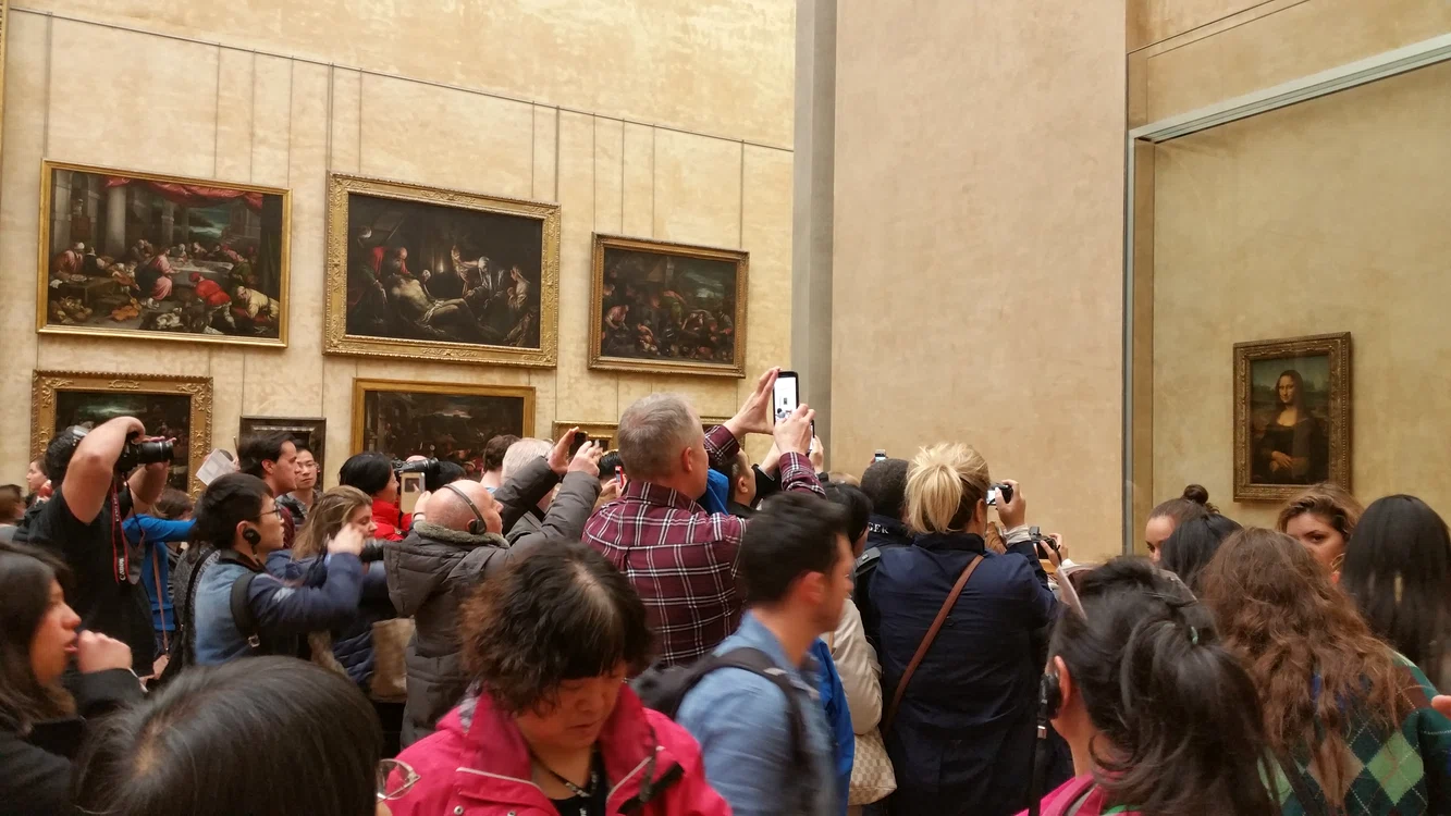 Oamenii stau la coadă să fotografieze celebrul tablou cu Mona Lisa