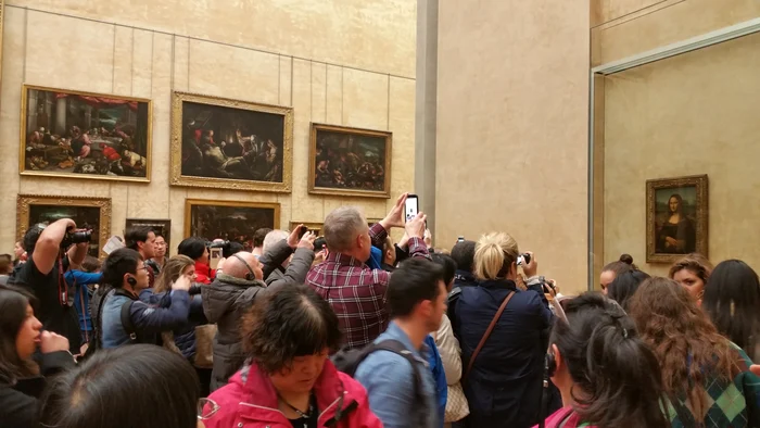 Oamenii stau la coadă să fotografieze celebrul tablou cu Mona Lisa