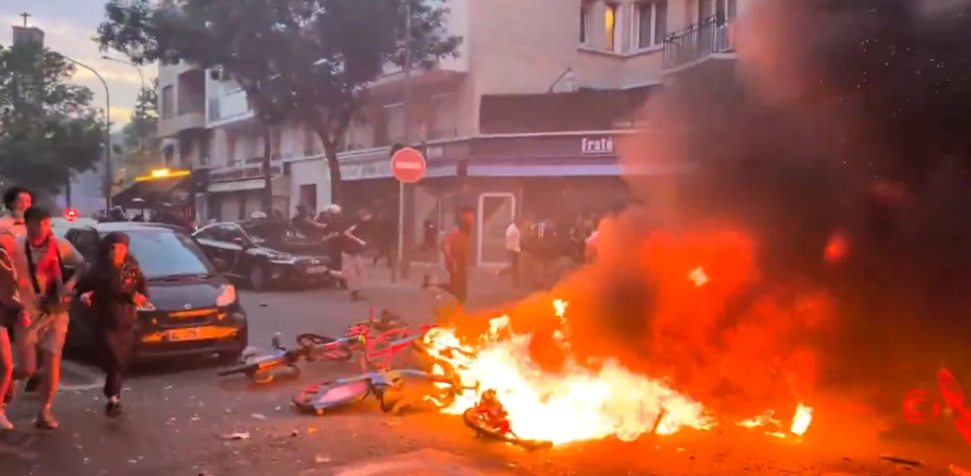 Mai multe organe de poliție au fost rănite Foto/Captură X