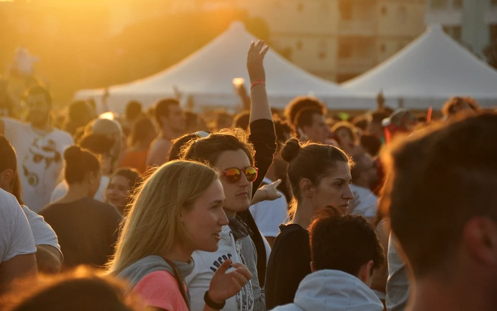 Sunt adolescenții influențați de muzica pe care o ascultă?