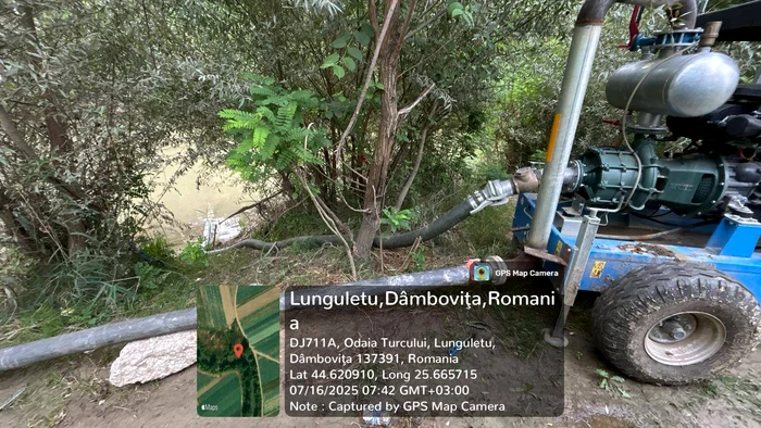 Reprezentanții Administrației Apele Române au găsit motopompe pe malul Dâmboviței FOTO: FB/A. Române