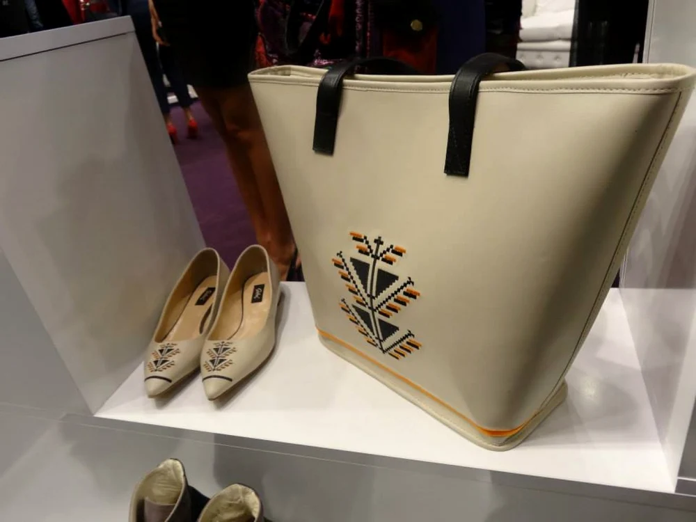 Pantofii Guban şi geanta Iutta, pe raftul magazinului din Băneasa Shopping City FOTOGRAFII: Iutta