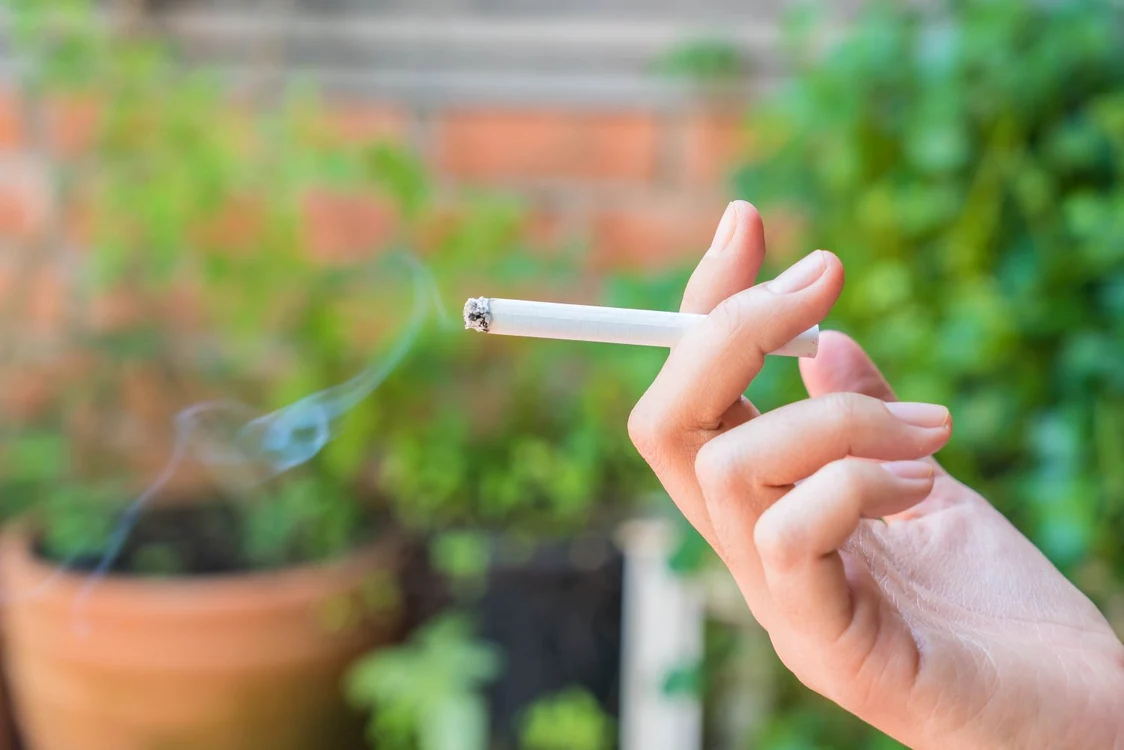 Cineva fumează o țigare