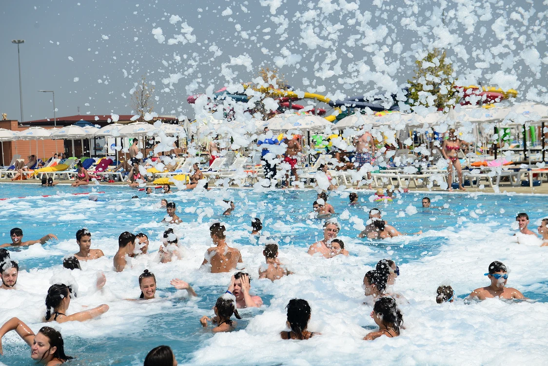 
    Mulți petrecăreți dansează în piscina plină cu spumă (fotografii: Divertiland)  