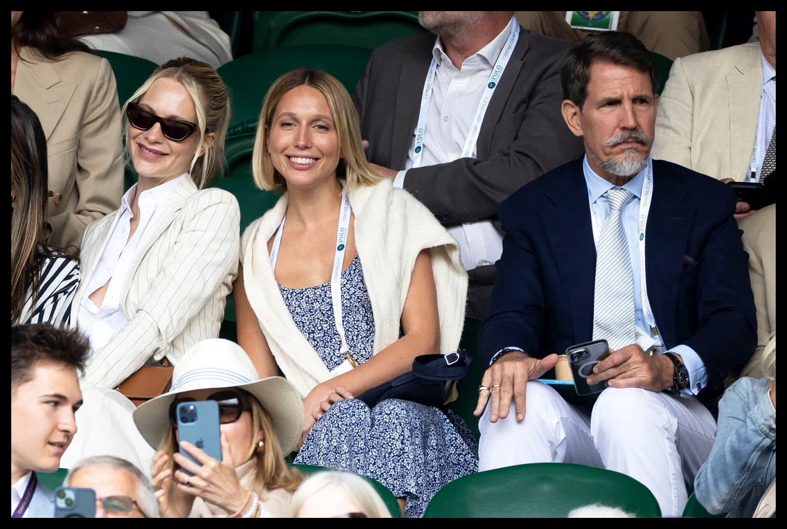 Poppy Delevingne, Prințesa Olympia și Prințul Pavlos al Greciei în tribune la Wimbledon. FOTO: Profimedia