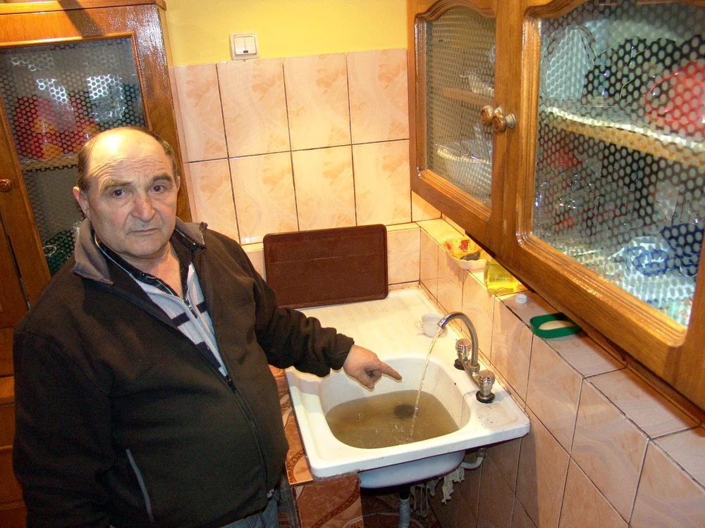Oamenii spun că apa este de nebăut