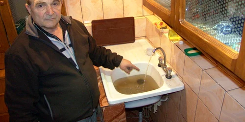 Oamenii spun că apa este de nebăut