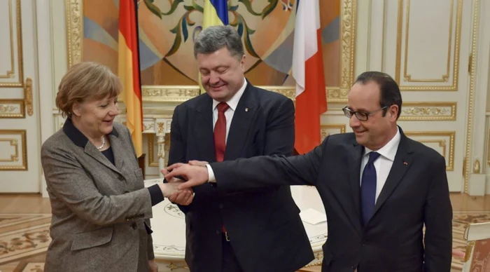 Cancelarul german Angela Merkel, preşedintele Ucrainei Petro Poroşenko şi liderul francez Francois Hollande FOTO AP