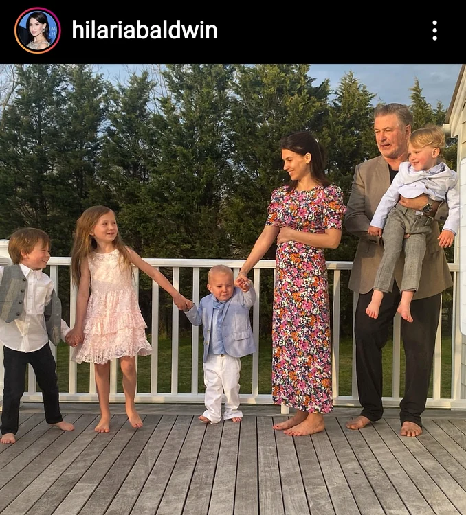 
    Hilaria și Alec Baldwin alături de Carmen Gabriela, de 6 ani, Rafael Thomas, de 4 ani, Leonardo Angel, de 3 ani și Romeo Alejandro David, de 2 anifoto: Instagram  