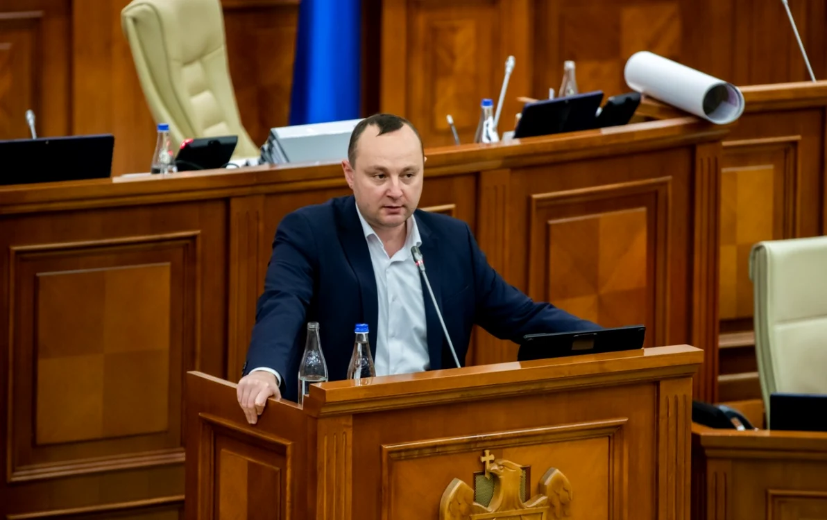 Vlad Bătrîncea, vicepreşedintele Parlamentului, deputatul Blocului Comuniştilor şi Socialiştilor.