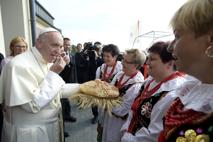 Papa Francisc a fost servit cu pâine de femei îmbrăcate în portul tradițional polonez