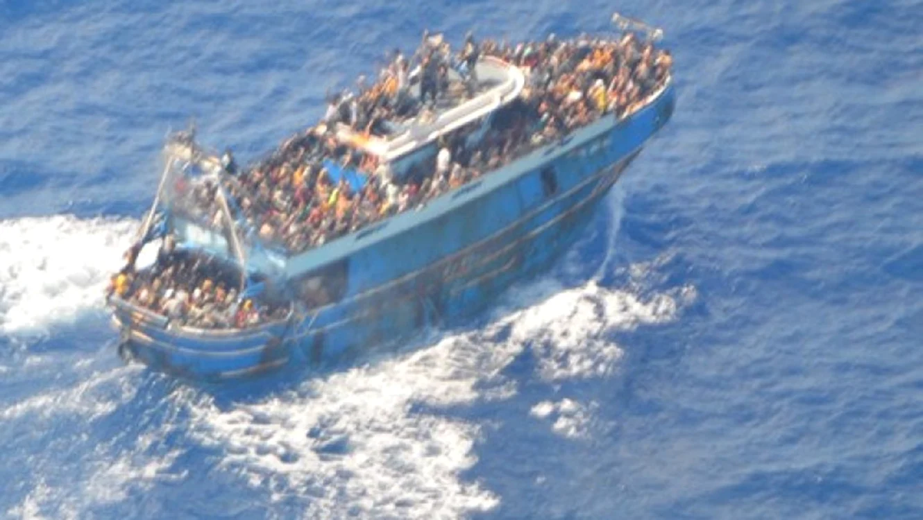 Nava era încărcată cu peste 750 de migranți care voiau să ajungă în Italia. Foto: Profimedia Images 