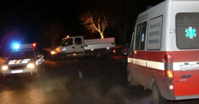 Bătăuşii au fost săltaţi de poliţie, iar victima a fost preluată de o salvare