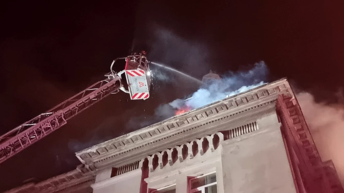 Mansarda Arhiepiscopiei a fost distrusă de foc FOTO: ISU Dobrogea