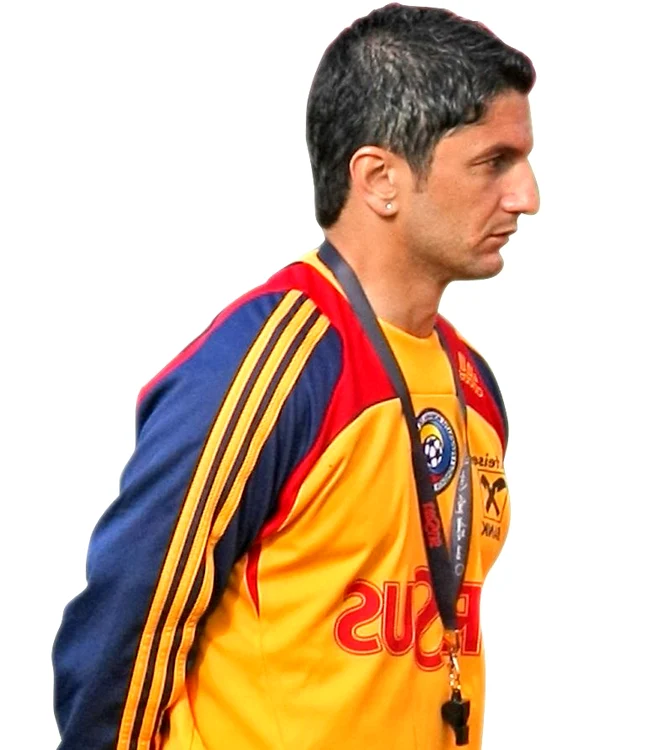 
    Răzvan  Lucescu a  implementat  un sistem de  reguli stricte  la naţională  