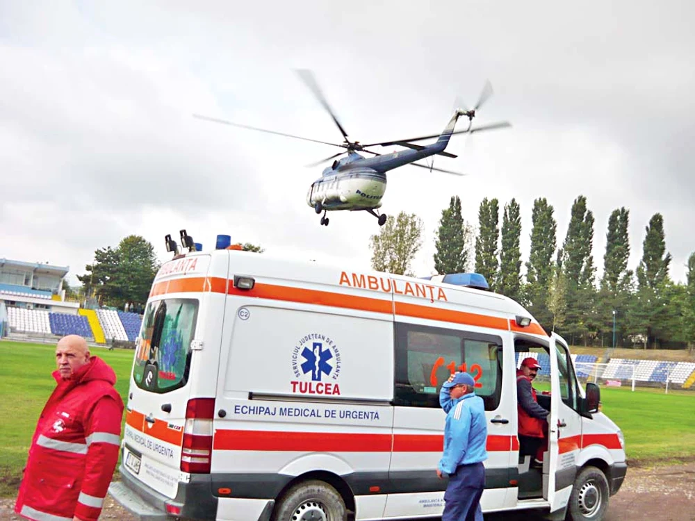 Fetiţa lovită de ambulanţă a fost transportată la Spitalul Judeţean Târgu Mureş cu un elicopter