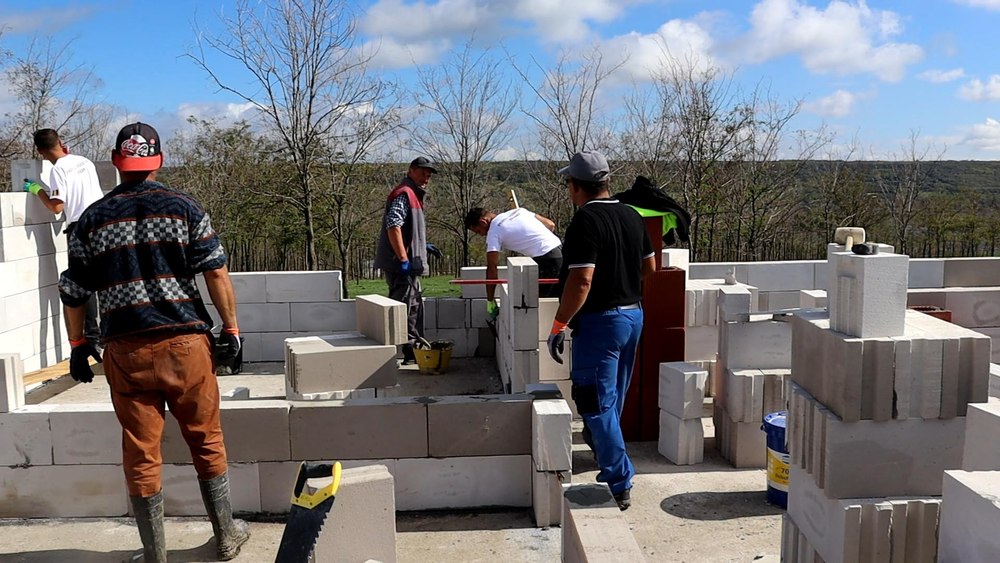 Povestea tânărului care a primit o casă nouă, iar acum ajută la construirea de locuințe pentru cei care au trecut prin aceeași suferință