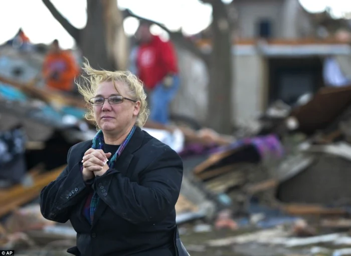 Americanii îşi împreunează mâinile şi se roagă în mijlocul străzilor, aflaţi în pragul disperării după ce furtunile i-au lăsat fără case. FOTO: The Daily Mail