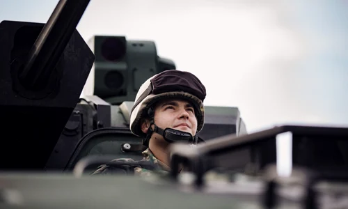 Selly s a postat în diverse ipostaze pe pagina sa de Instagram și la fiecare poză sau filmare cu el îmbrăcat în uniformă a postat diverse comentarii jpg