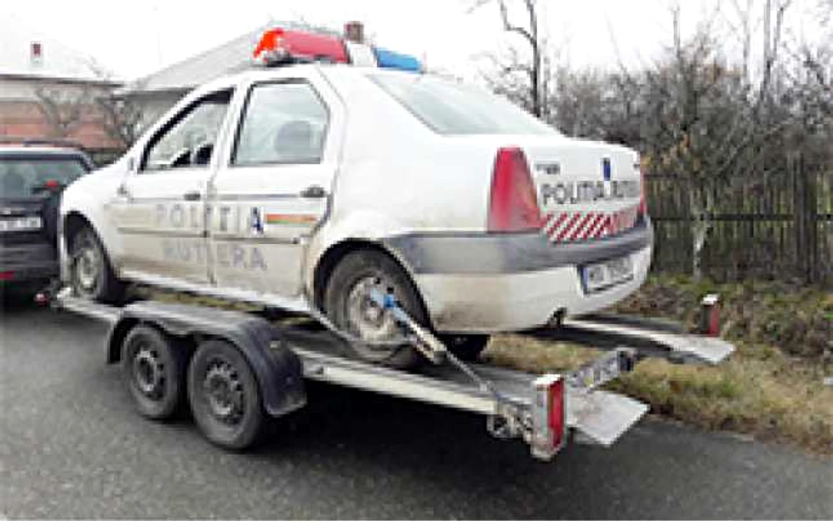 În urma impactului, maşina Poliţiei s-a răsturnat într-un şanţ, cu tot cu poliţişti. Foto curier.ro