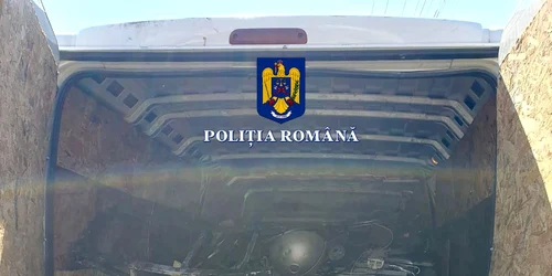 Peste 2 000 kilograme de deșeuri nepericuloase(neferoase), găsite în autoutilitara unui bărbat din comuna dâmbovițeană Moroeni Foto Poliția Română jpg