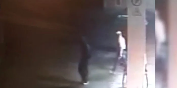 
    Incidentul a fost surprins pe camerele de supraveghereFoto: captură video Digi24  