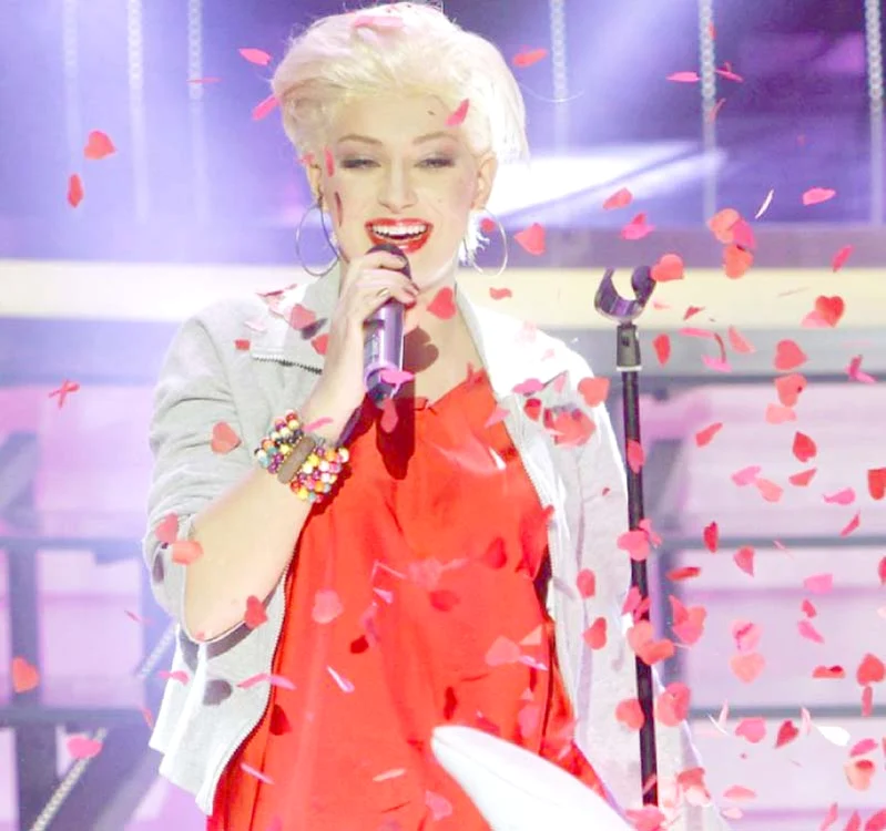 
    2014- Elena Ionescu a interpretat-o pe Pink în  prima ediție a show-ului “Te cunosc de  undeva”. Fața ei este acum fără coșuri  