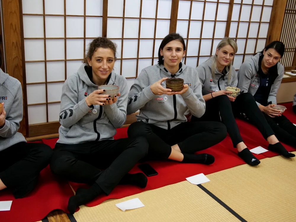 
    Handbalistele noastre au degustat ceaiul preparat după o rețetă japonezăFoto: Facebook / FR de Handbal  