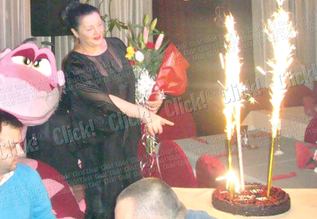 Solista a primit un  tort cu artificii