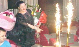 Solista a primit un  tort cu artificii jpeg