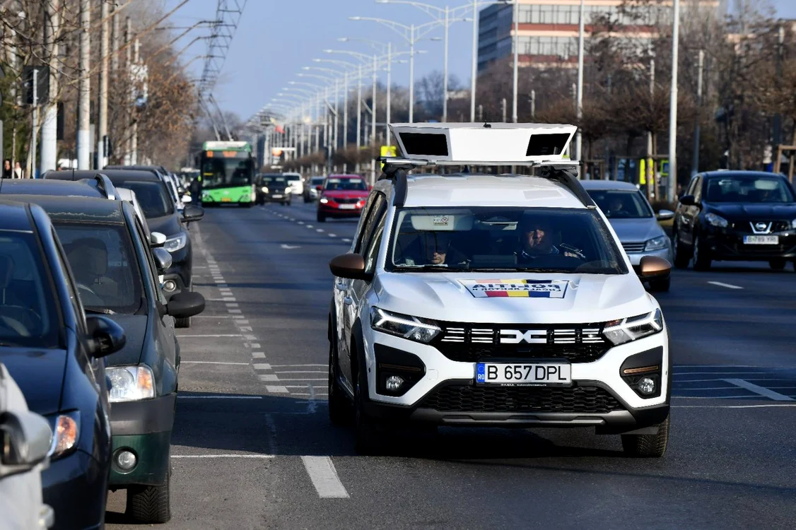 Mașină a Poliției Locale Sector 6 care citește automat dacă ai plătit parcarea FOTO: FB