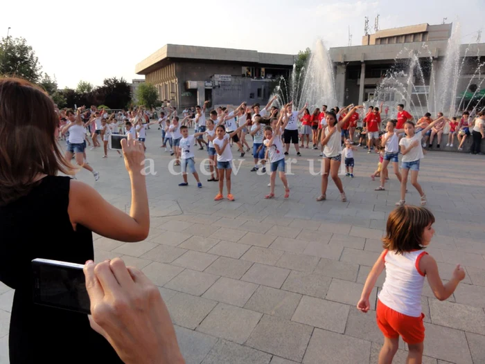 Imagine de pe esplanada Slatinei din timpul derulării acţiunii caritabile  (FOTO: Mugurel Manea)