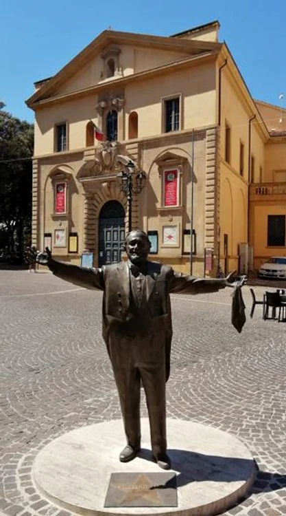Luciano Pavarotti și Teatrul Rossini din Pesaro