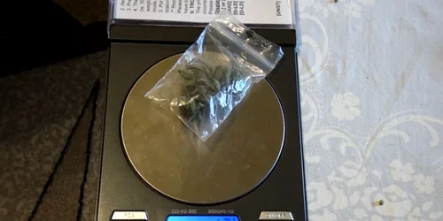 Instanţa a dispus confiscarea cântarului electronic şi a celor 35 de grame de cannabis rămase după testări (foto arhivă)