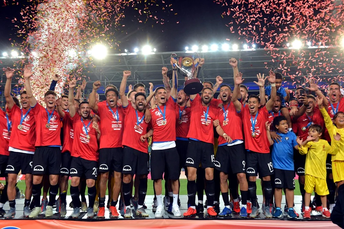 
    Jucătorii Viitorului sărbătoresc victoria din Supercupă  