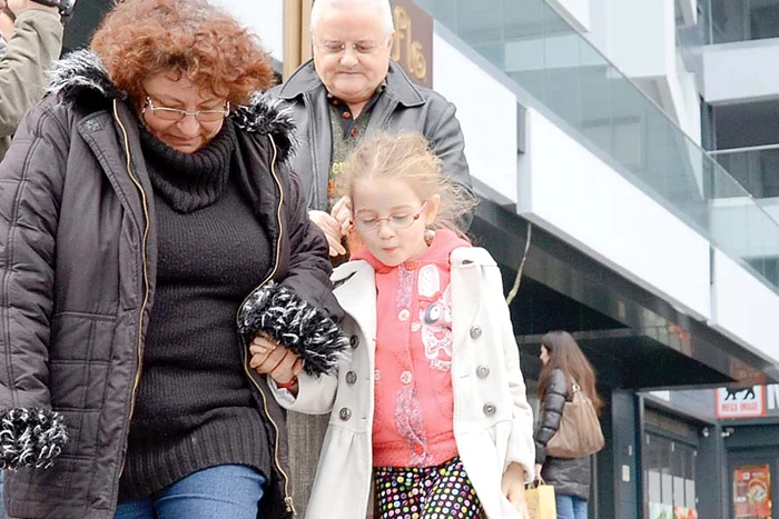 Irinel a dus-o ieri pe Irinuca la mama ei, Monica Gabor, dar aceasta nu era acasă (FOTOGRAFII: WOWBIZ)