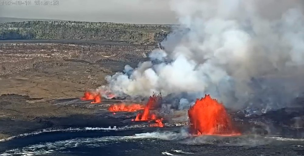 Erupția vulcanului Kilauea din Hawaii: Alertă ridicată pentru aviație. Locuitorii sunt în siguranță VIDEO