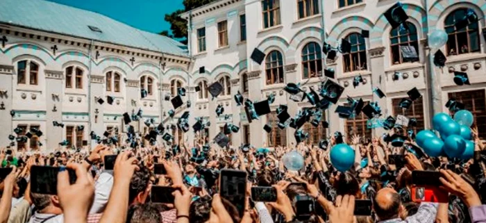 ANALIZĂ Cum își alungă România tinerii din universități: „Țara are nevoie de oameni care să lucreze cu mâinile, nu cu capul”