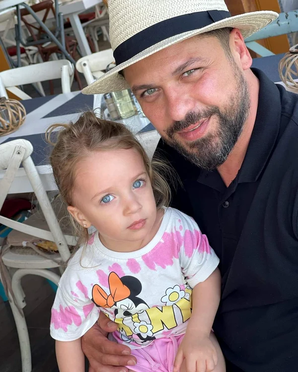 Augustin e topit după fetița lui, Maria