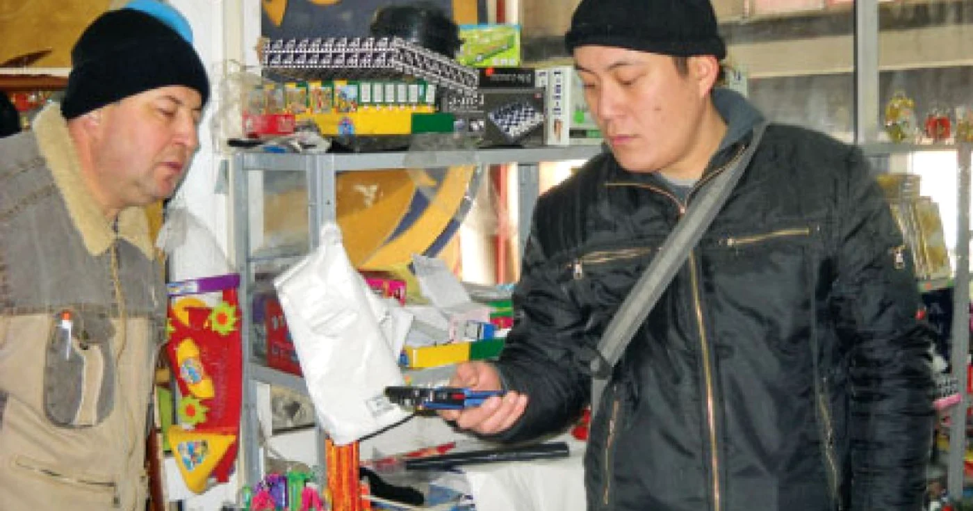 Dabo îi explică unui client cum funcţionează jucăriile chinezeşti