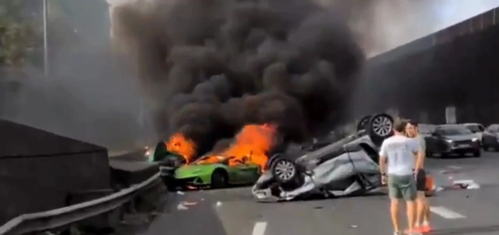 Tragedie pe autostradă. Tată și fiu, morți după ce Lamborghini-ul în care se aflau s-a rupt în două și a fost cuprins de flăcări