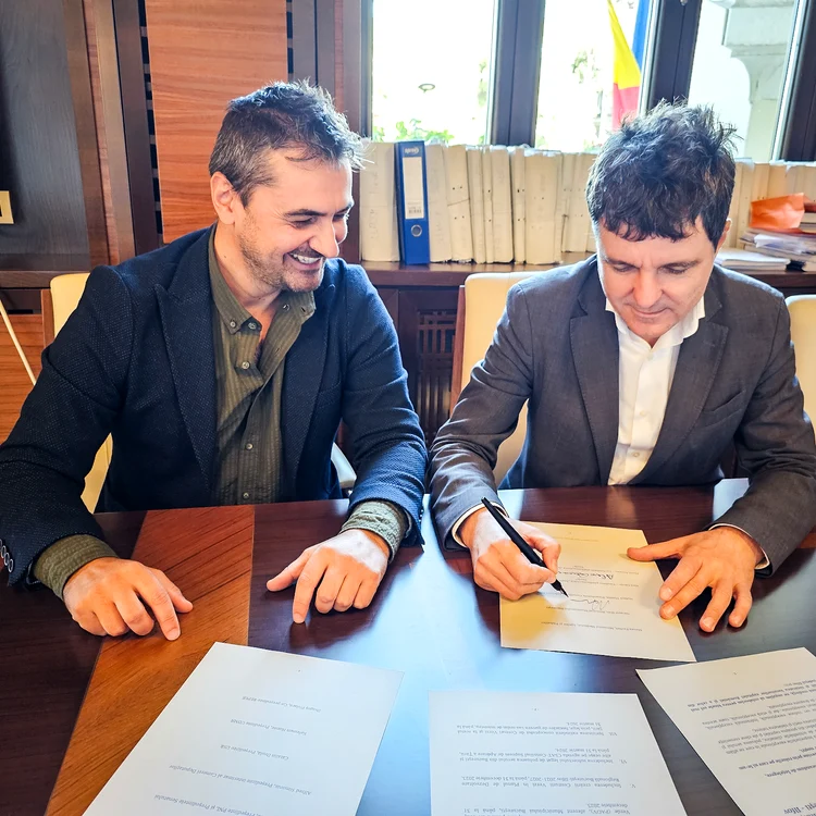 Alex Găvan și Nicușor Dan semnând memorandumul pentru Centura Verde București-Ilfov 