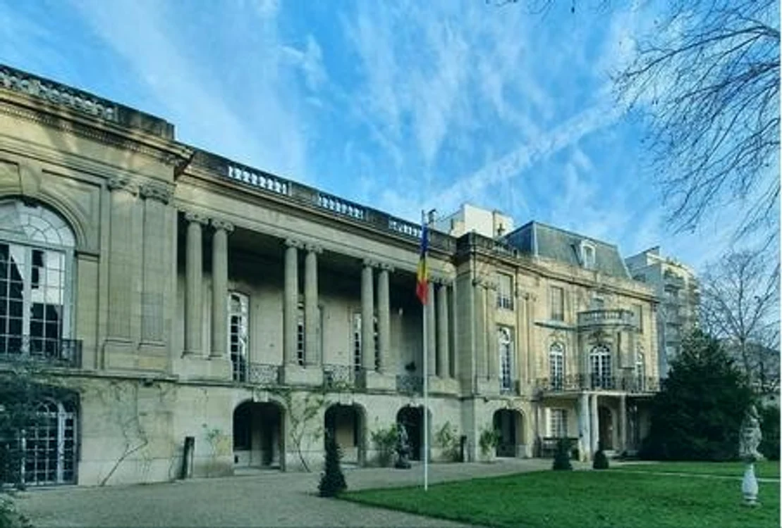 
    Ambasada României la Parisfoto: Facebook  